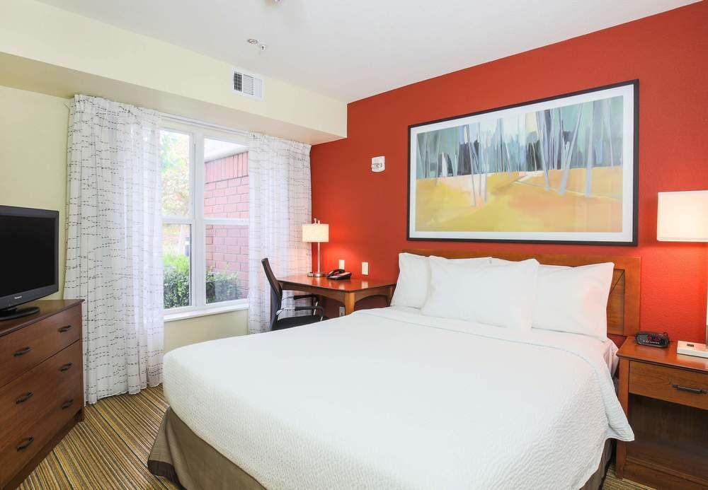 Hotel By Marriott Monterey Salinas