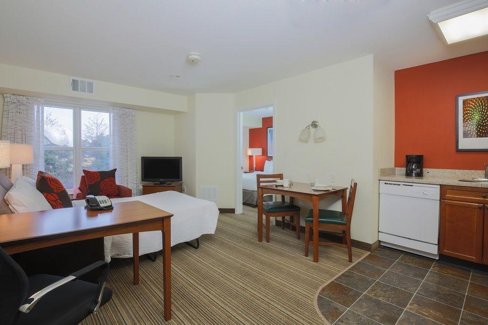 By Marriott Monterey Hotel 3*