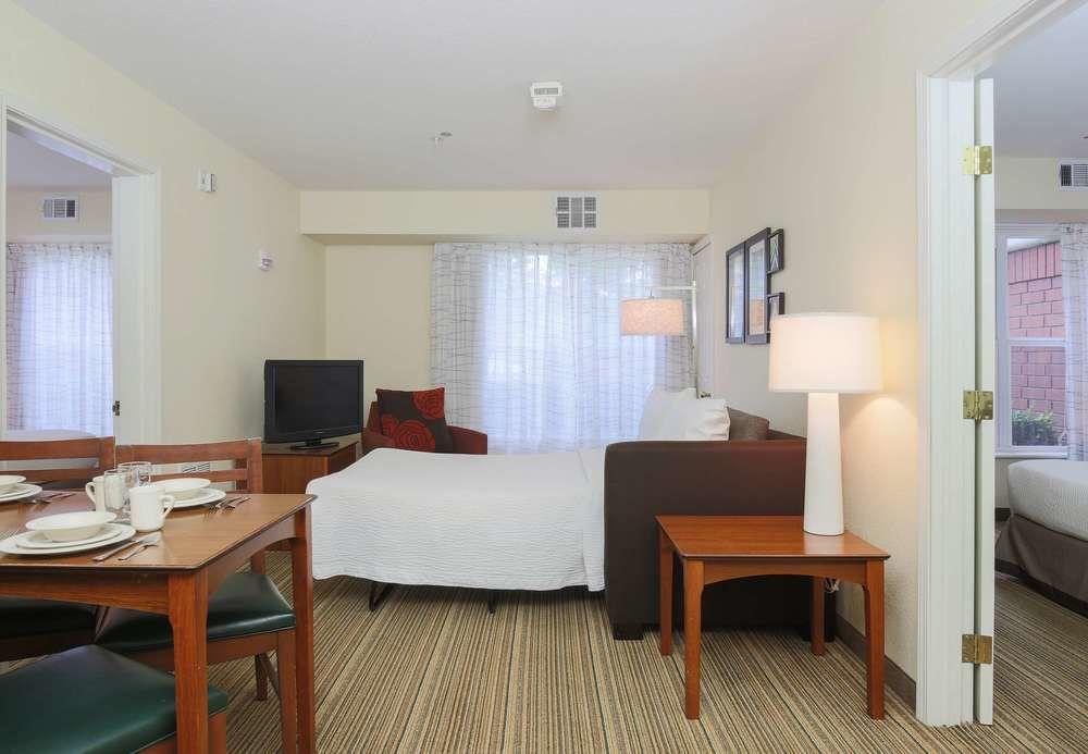 Hotel By Marriott Monterey 3*