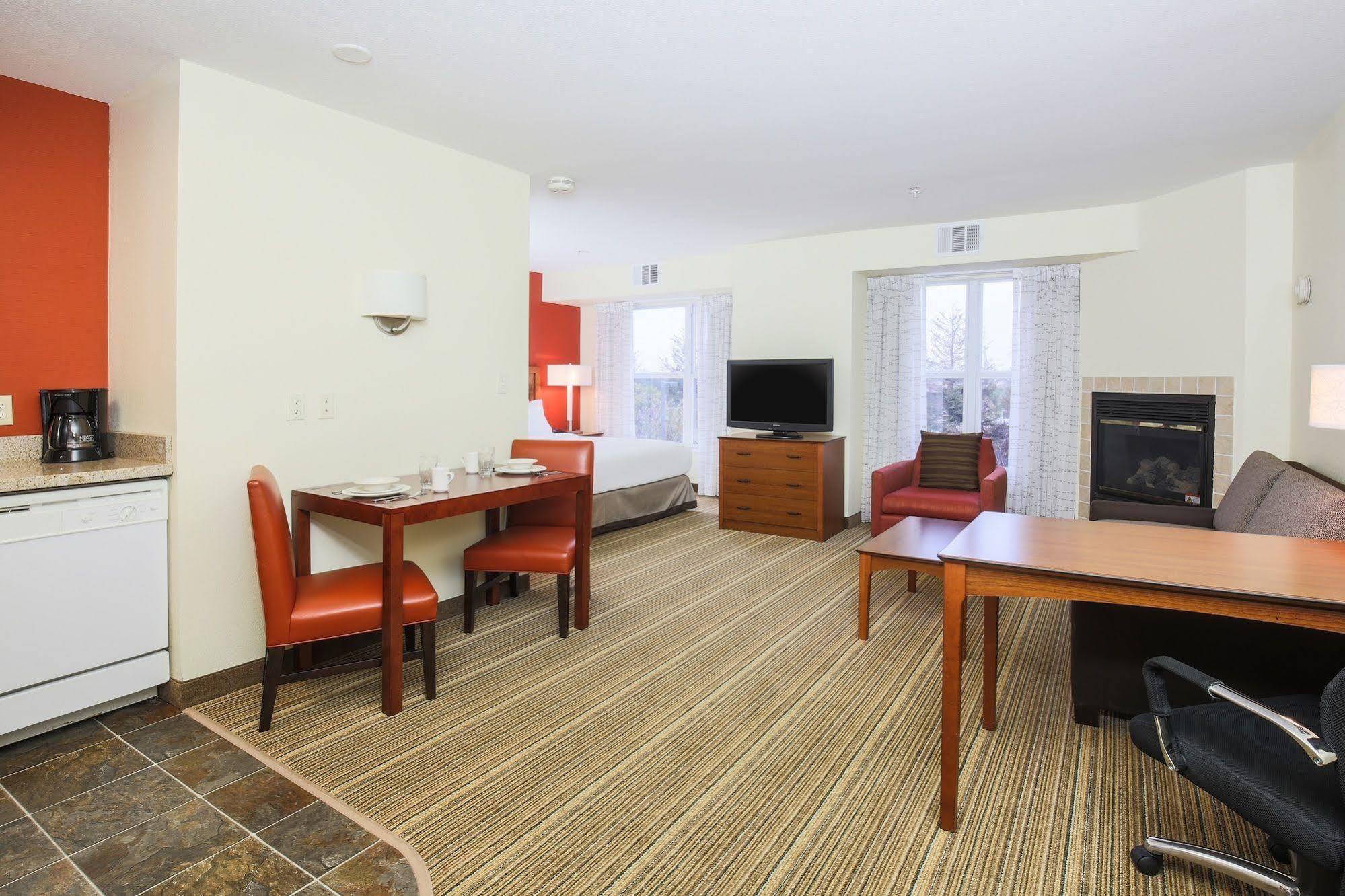 Hotel By Marriott Monterey