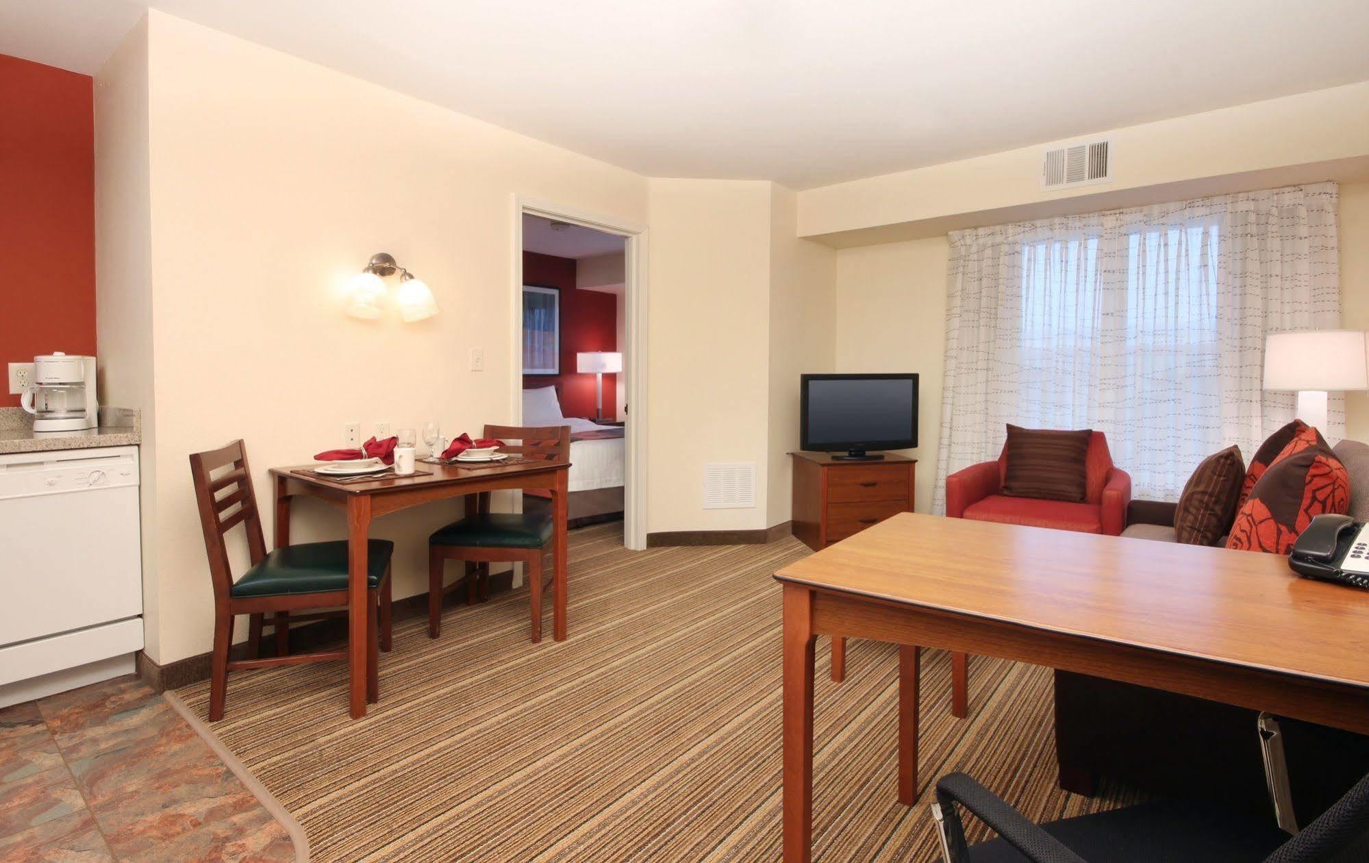Hotel By Marriott Monterey Salinas